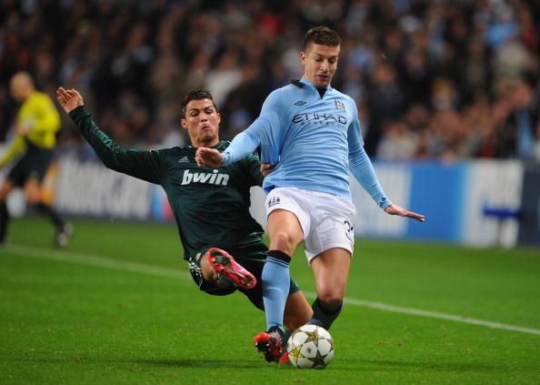 欧冠赛前穆里尼奥与两名昔日弟子重逢，并亲吻了斯内德的光头（欧冠赛前，穆里尼奥与两位旧将相聚，还亲吻斯内德的光头）