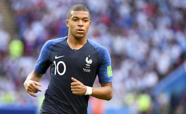 沙特足协官方：因场地大雨，对阵阿联酋下半场比赛推迟开场（沙特足协通告：因场地大雨，沙特对阿联酋下半场延迟开球）