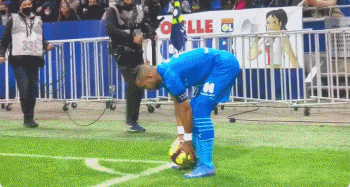 自加盟巴萨以来拉菲尼亚西甲助攻28次，同期仅次于格列兹曼（拉菲尼亚加盟巴萨后在西甲送出28次助攻，同期仅次于格列兹曼）