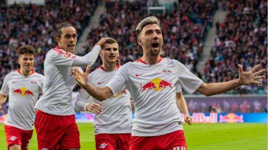 他是全场最耀眼的那个人（全场焦点尽在他一人）