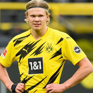 在对阵马竞的比赛中，巴萨球迷打出横幅表达对阿劳霍的支持（对阵马竞，巴萨球迷举横幅力挺阿劳霍）