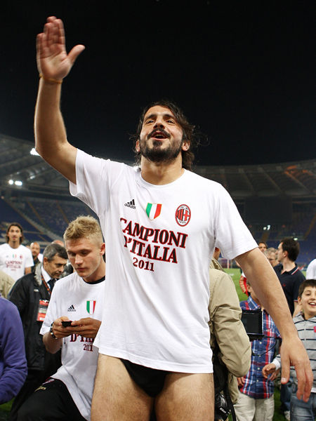 利物浦萨拉赫末段进球险胜曼联（萨拉赫终场前破门，利物浦险胜曼联）