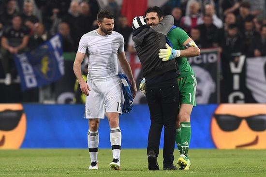 RMC：巴黎大巴被毕包球迷石块袭击，所幸并无人员受伤