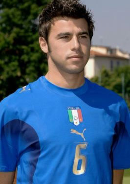 欧联比赛中一球员嘲讽对手鼻子形状，多名队友上前打抱不平（欧联赛场突发口角 球员讥讽对手鼻型 多名队友上前力挺）