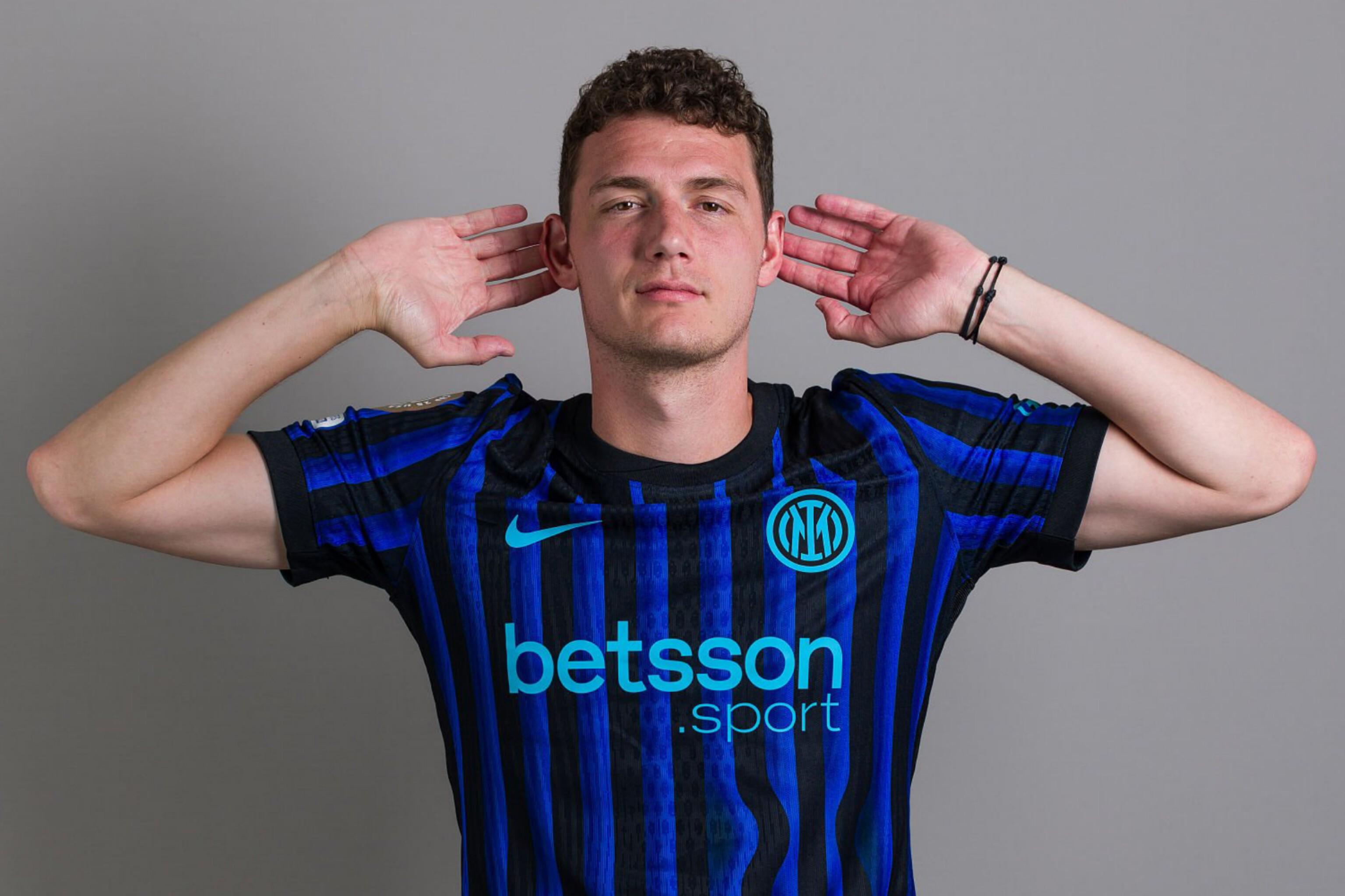 绿茵场上的百年世仇，皇马与巴萨，一场足球背后的政治战争（皇马与巴萨：百年宿敌，球场之外的政治角力）