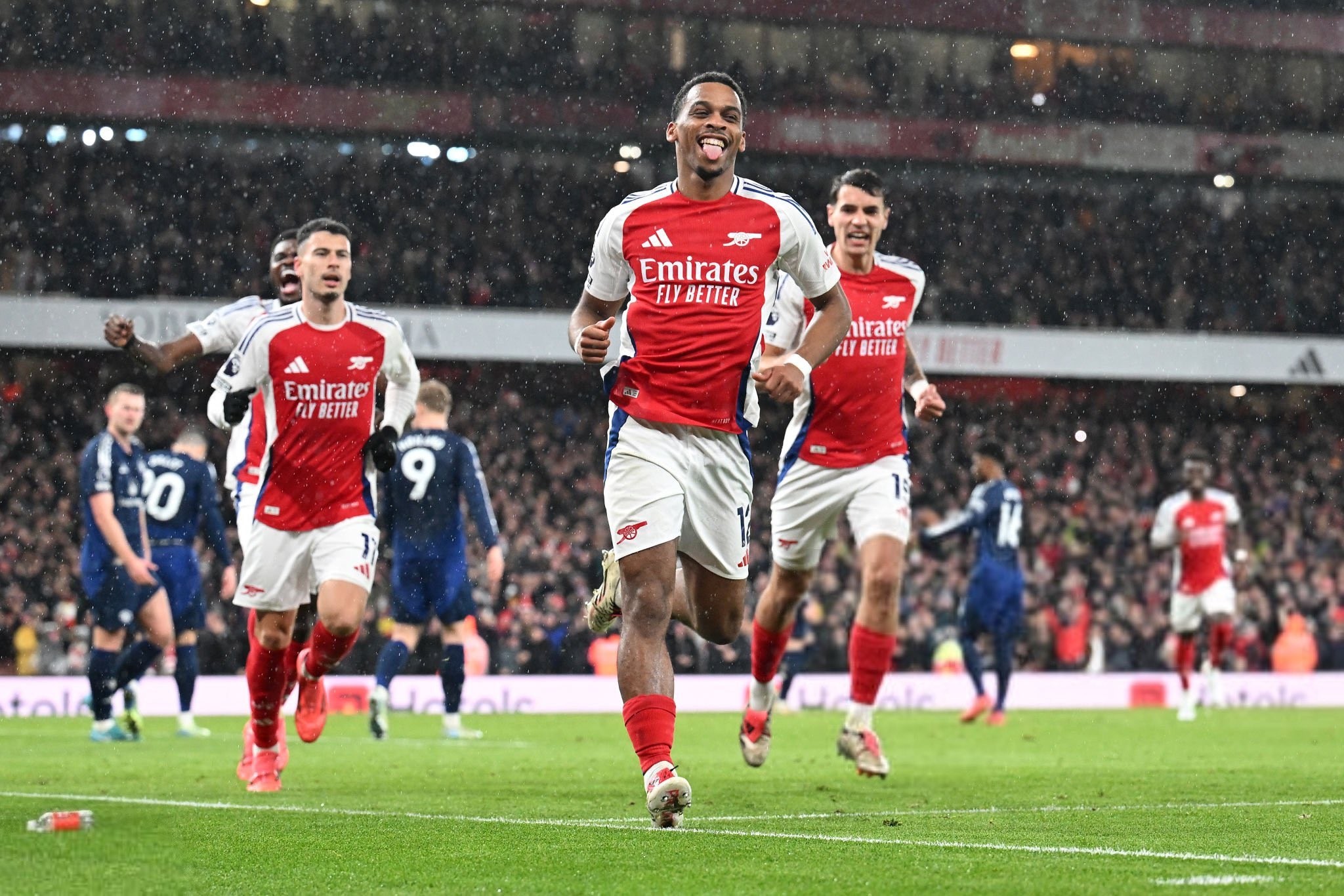 凯恩回应与巴萨传闻：我没和任何人接触，现在在拜仁很开心（凯恩谈巴萨传闻：未与任何人接触，在拜仁过得很开心）