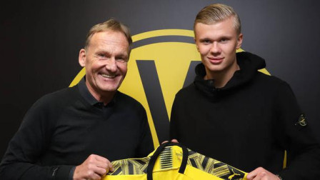 数据占优，拜仁对阿森纳5场不败，14次交手赢下8场（数据优势明显：拜仁近5次对阵阿森纳保持不败，14次交锋斩获8胜）